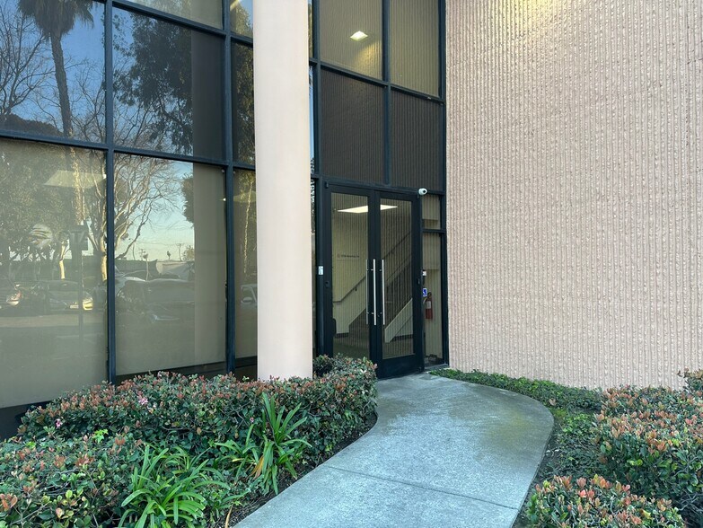 16001 Manning Way, Cerritos, CA à louer - Photo de l’immeuble – Image 2 sur 18