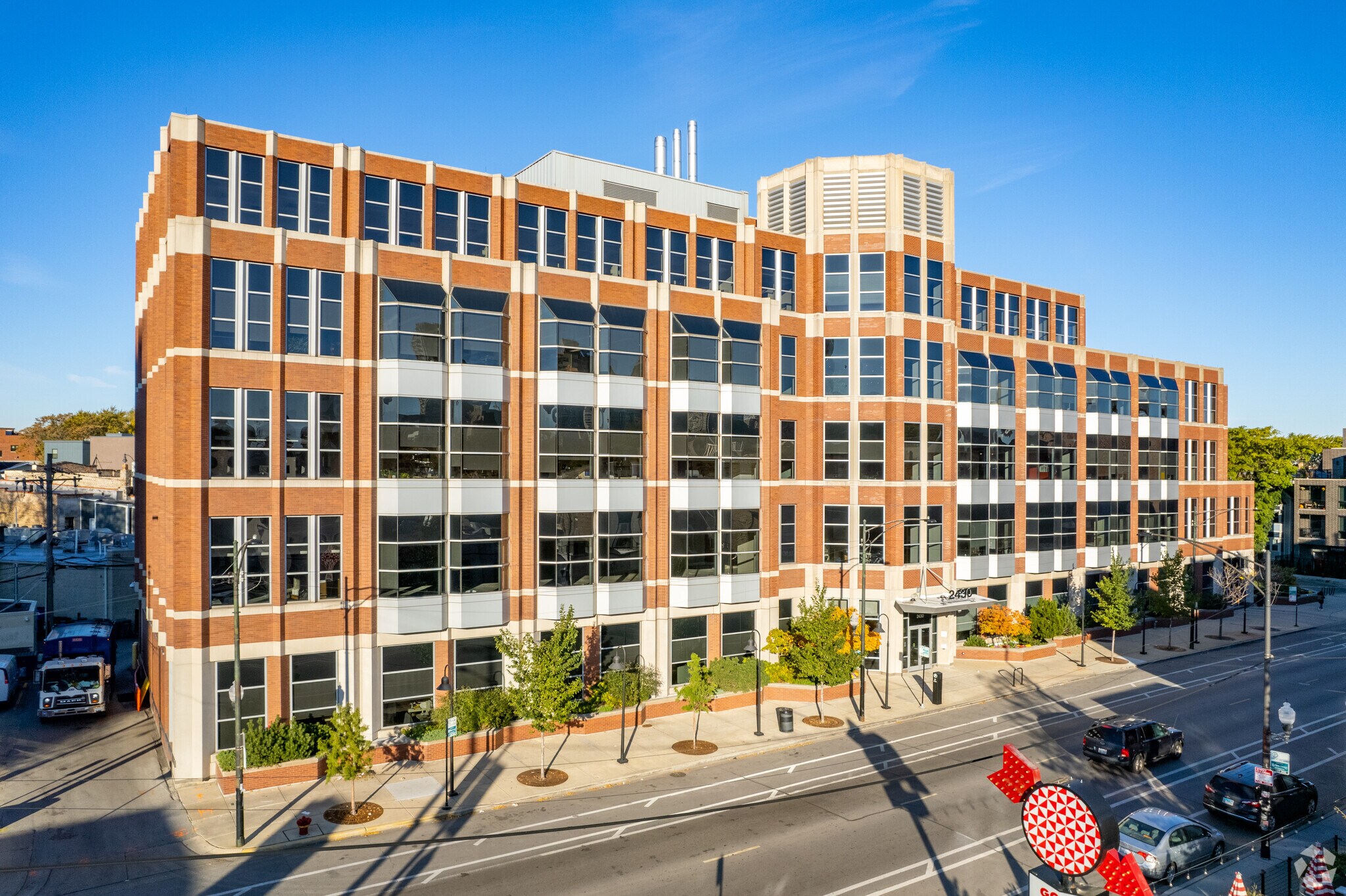 2430 N Halsted St, Chicago, IL à louer Photo de l’immeuble– Image 1 sur 10