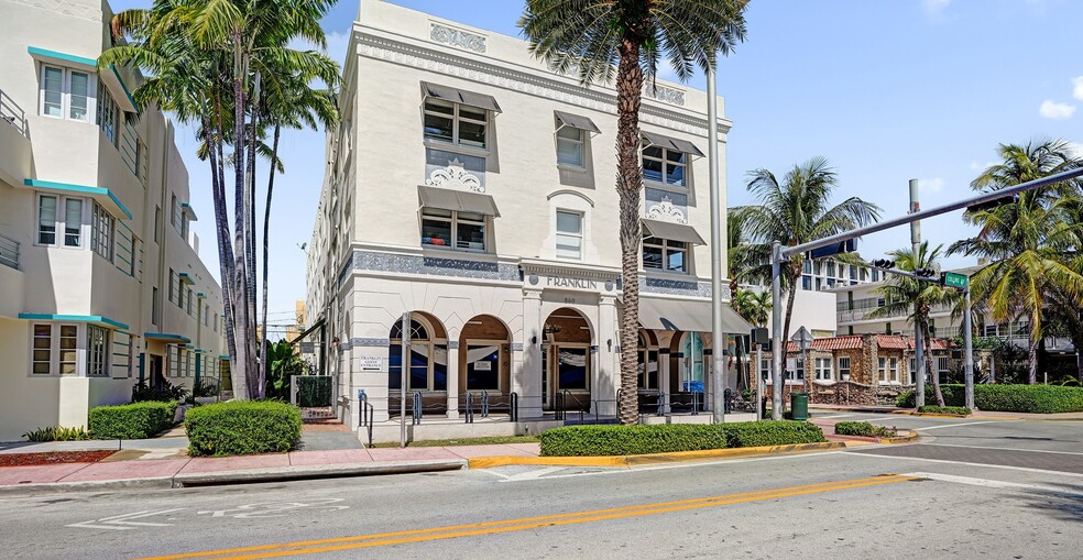 860 Collins Ave, Miami Beach, FL à louer - Photo de l’immeuble – Image 1 sur 12