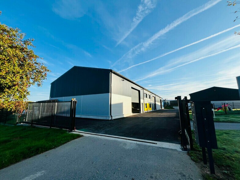 Local d’activités dans Saint-Jean-de-la-Neuville à louer - Photo de l’immeuble – Image 1 sur 8