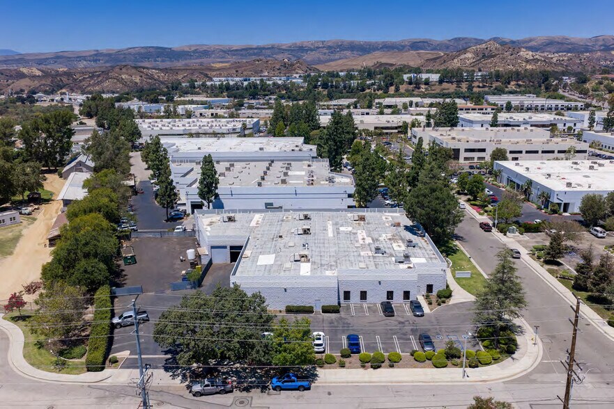 2121 Union Pl, Simi Valley, CA à louer - Photo de l’immeuble – Image 2 sur 3