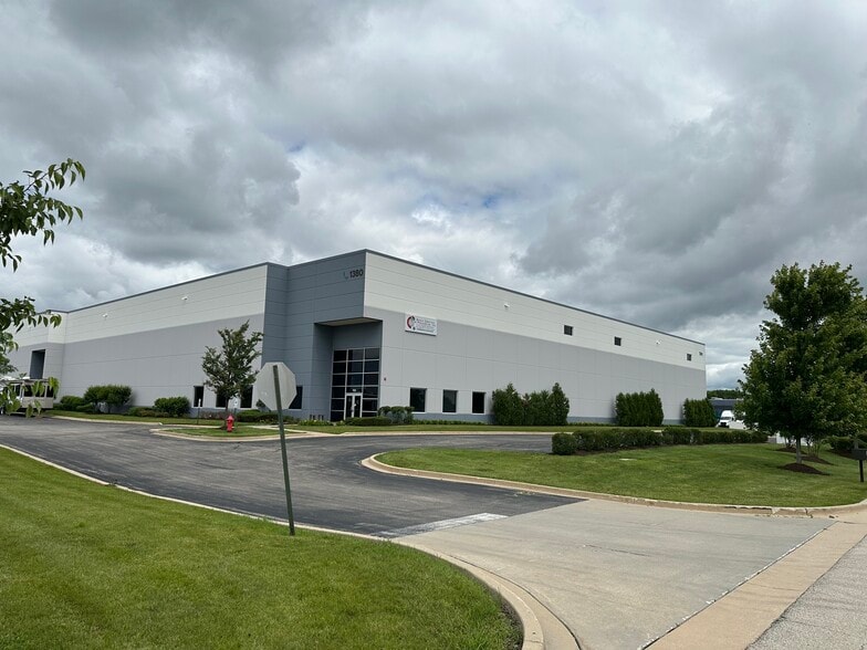 1380 Madeline Ln, Elgin, IL à louer - Photo de l’immeuble – Image 1 sur 10