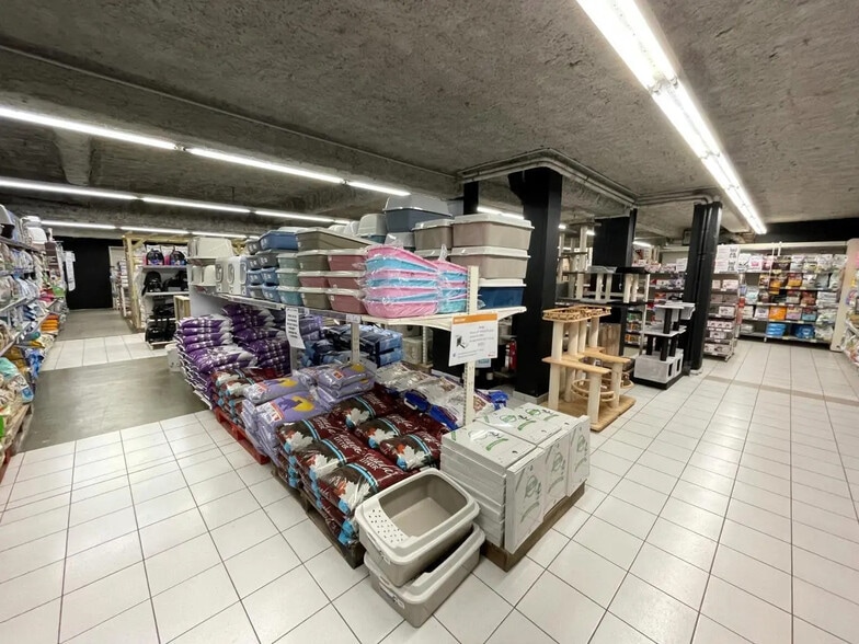 Local d’activités dans Chaville à louer - Photo de l’immeuble – Image 1 sur 5