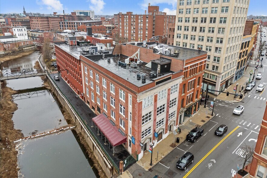 15 Kearney Sq, Lowell, MA à vendre - Photo de l’immeuble – Image 2 sur 47
