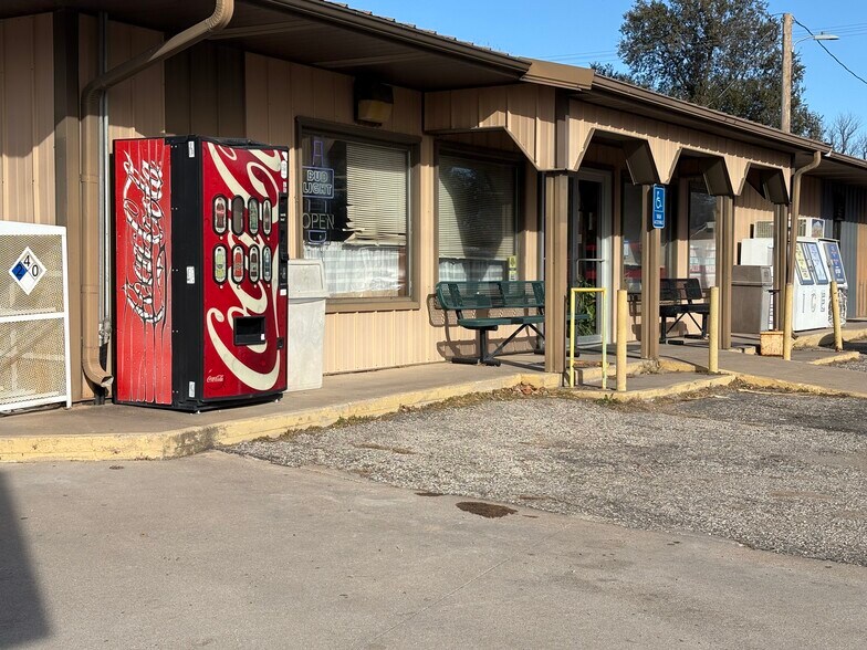 221 Main St, Bushton, KS à vendre - Photo de l’immeuble – Image 3 sur 15