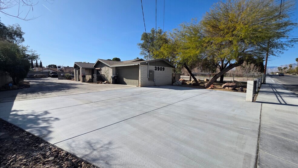 3909 Vegas Dr, Las Vegas, NV à vendre - Photo de l’immeuble – Image 1 sur 39
