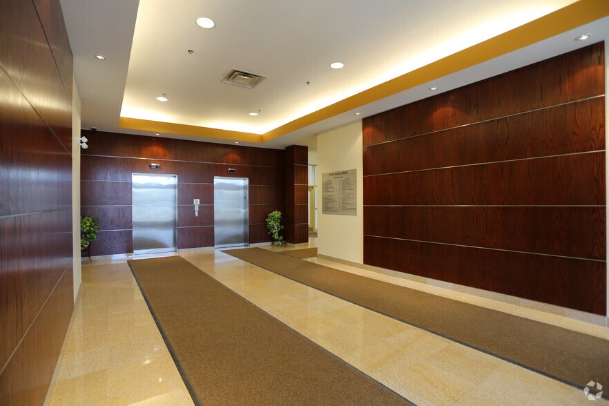 9140 Leslie St, Richmond Hill, ON à vendre - Hall d’entrée – Image 2 sur 11