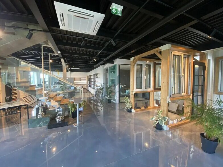 Local d’activités dans Viarmes à louer - Photo de l’immeuble – Image 1 sur 15