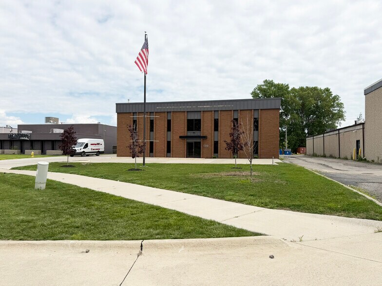 42628 Executive Dr, Harrison Township, MI à louer - Photo de l’immeuble – Image 1 sur 13
