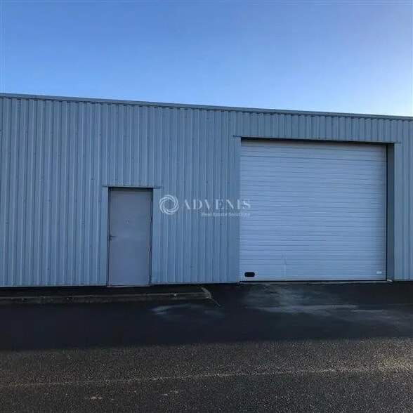 Local d'activités dans Chargé à vendre - Photo de l’immeuble – Image 3 sur 10