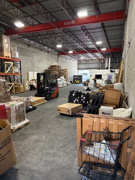 7975 NW 21st St, Doral, FL à louer - Photo de l’immeuble – Image 3 sur 9