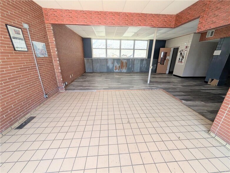 910 New York St, Humboldt, KS à vendre - Photo de l’immeuble – Image 3 sur 34