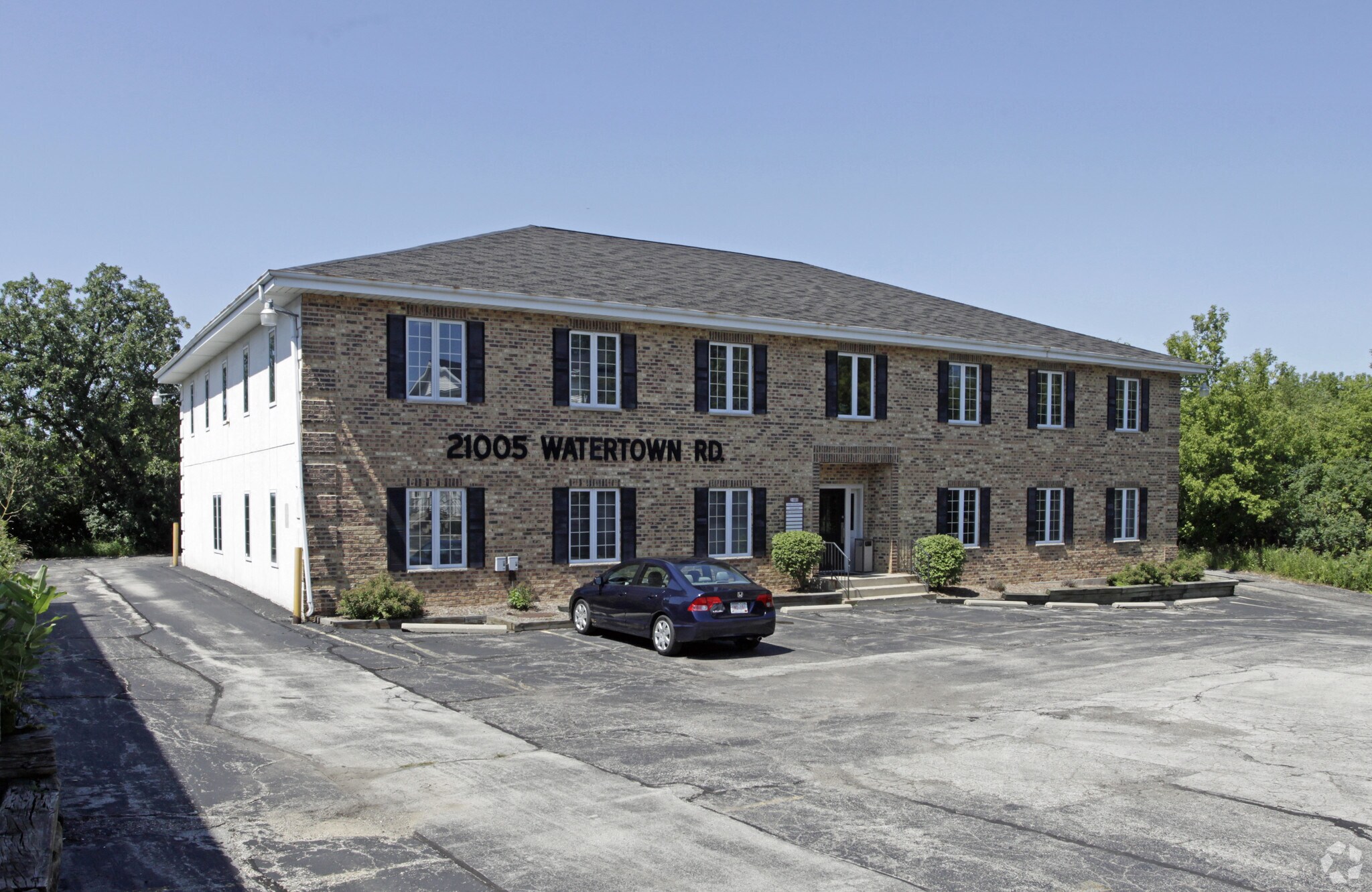 21005 Watertown Rd, Waukesha, WI à louer Photo de l’immeuble– Image 1 sur 4