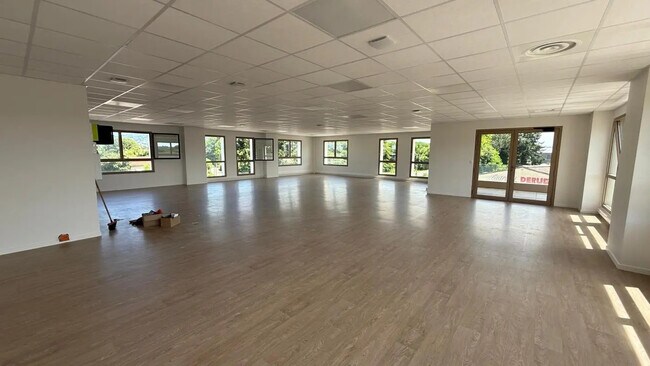 Plus de détails pour Local commercial à vendre