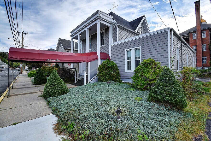 201 Meadow St, Naugatuck, CT à vendre - Photo de l’immeuble – Image 2 sur 43