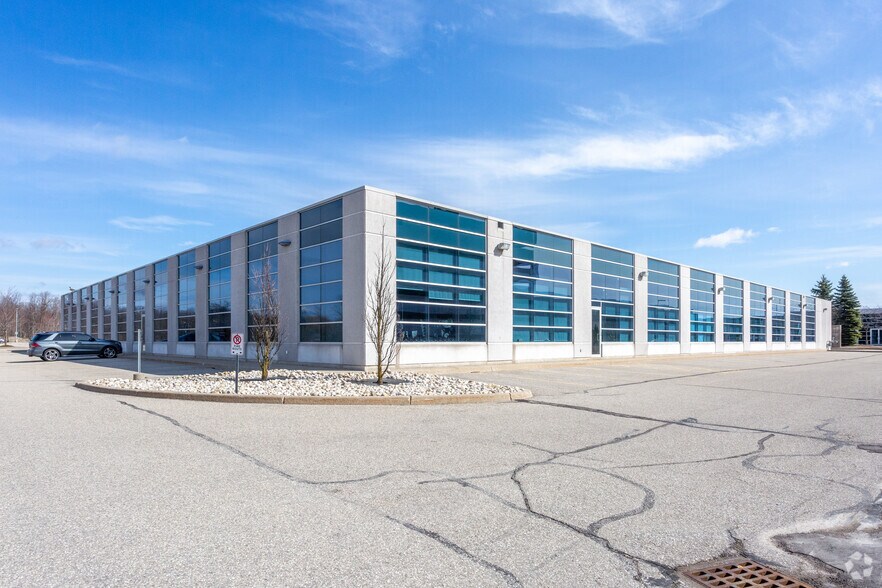 615 Kumpf Dr, Waterloo, ON à louer - Photo de l’immeuble – Image 2 sur 4