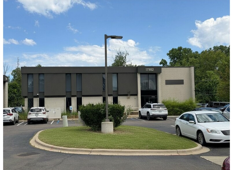 17320 W 12 Mile Rd, Southfield, MI à louer - Photo de l’immeuble – Image 2 sur 14