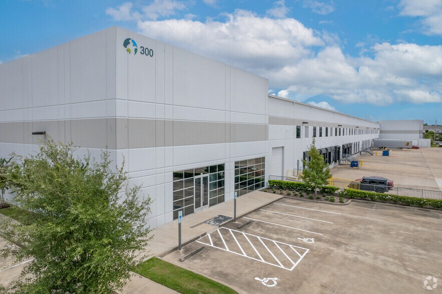 300 Airtex Dr, Houston, TX à louer - Photo de l’immeuble – Image 3 sur 17