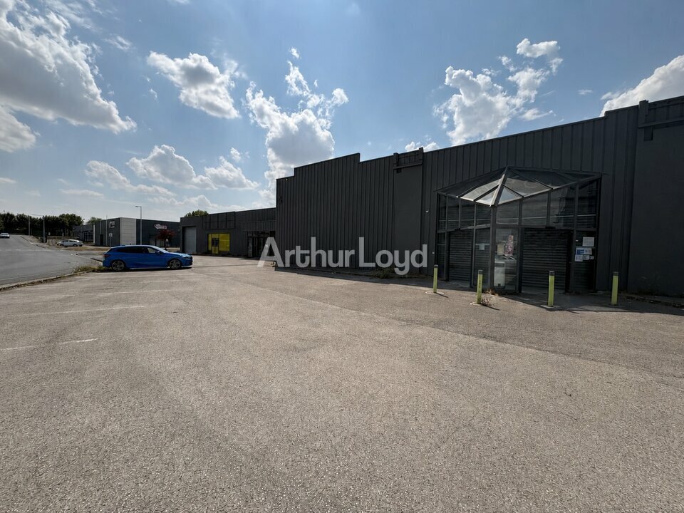 Local commercial dans Fagnieres à louer Photo de l’immeuble– Image 1 sur 7