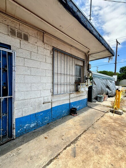 607 S General McMullen Dr, San Antonio, TX à vendre - Photo de l’immeuble – Image 3 sur 5
