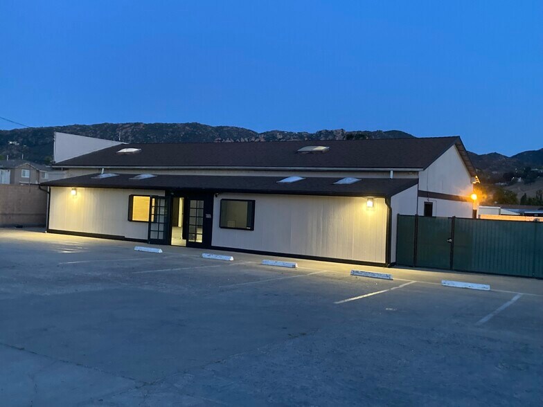 5916 E Los Angeles Ave, Simi Valley, CA à louer - Photo de l’immeuble – Image 1 sur 32