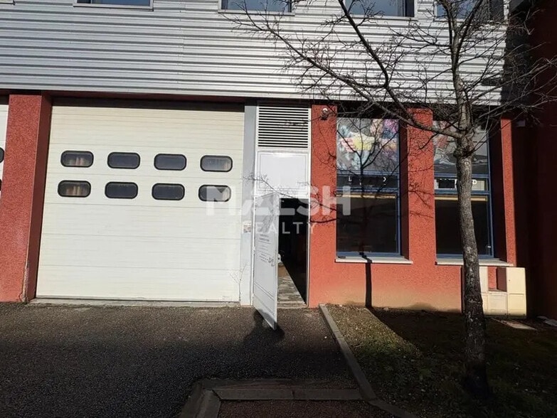 Local d'activités dans Brignais à vendre - Photo de l’immeuble – Image 2 sur 16