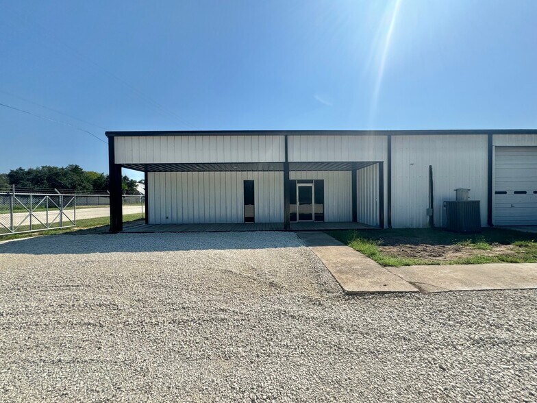 736 Garcitas Creek Rd, Inez, TX à louer - Photo de l’immeuble – Image 2 sur 13