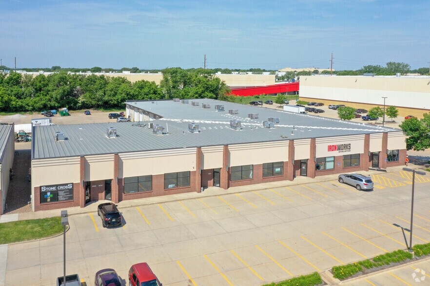 3946-3998 NW Urbandale Dr, Urbandale, IA à louer - Photo de l’immeuble – Image 2 sur 5