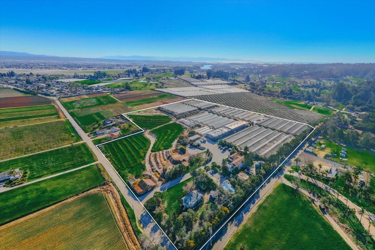 371 Calabasas Rd, Watsonville, CA à vendre Photo de l’immeuble– Image 1 sur 66