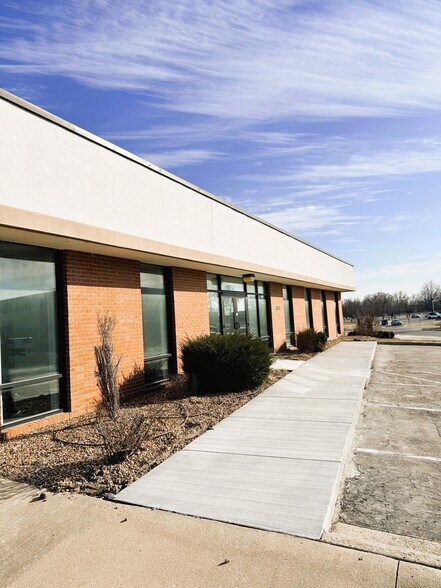 1325 SW Market St, Lee's Summit, MO à louer - Photo de l’immeuble – Image 3 sur 14
