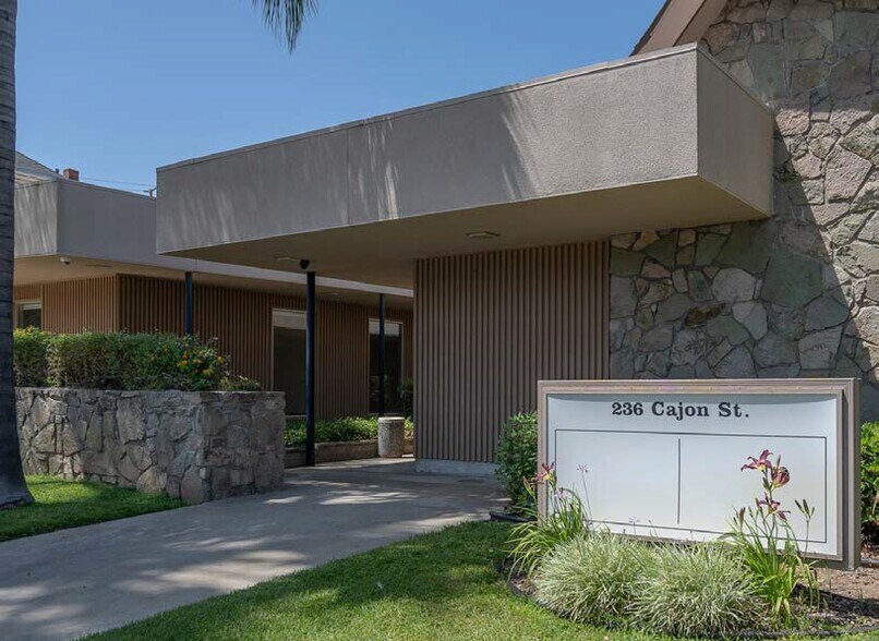 236 Cajon St, Redlands, CA à vendre - Photo de l’immeuble – Image 3 sur 4