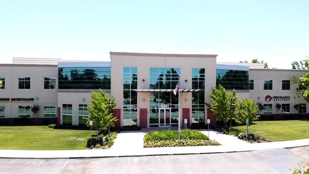 9201 Camino Media, Bakersfield, CA à louer - Photo de l’immeuble – Image 1 sur 9