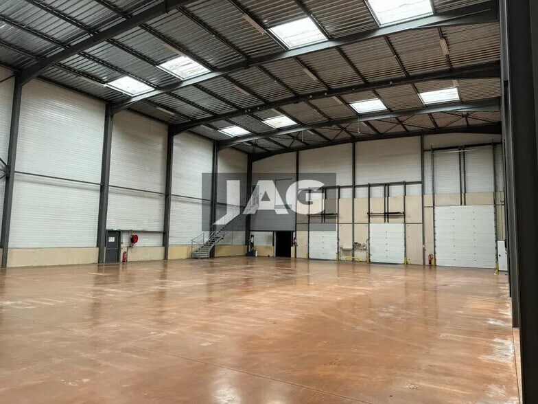 Local d’activités dans Lozanne à louer - Photo de l’immeuble – Image 2 sur 16