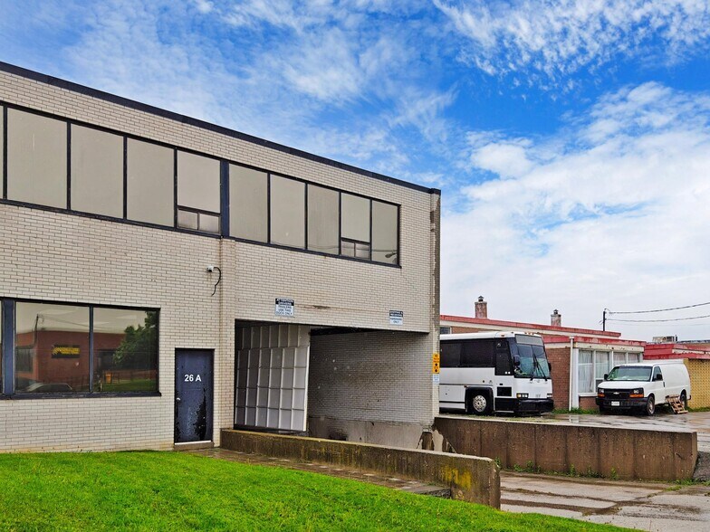 26 Racine Rd, Toronto, ON à louer - Photo de l’immeuble – Image 2 sur 31