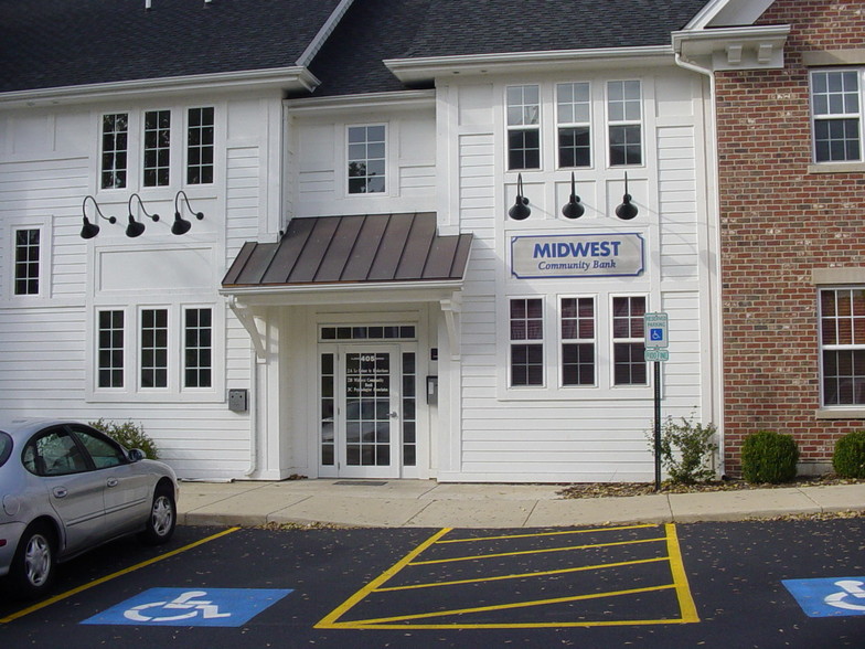 405 Illinois Ave, St Charles, IL à louer - Photo principale – Image 2 sur 10