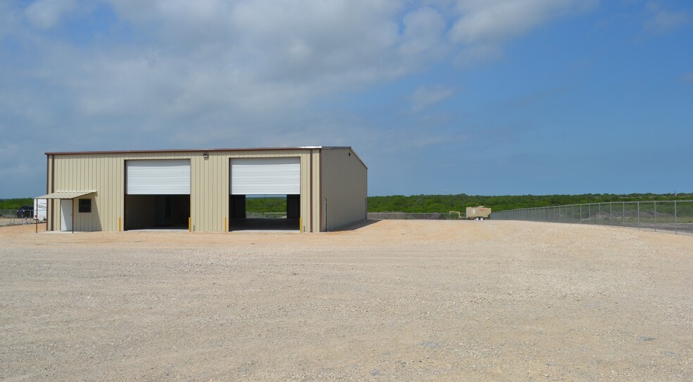 8157 S State Highway 16, Jourdanton, TX à louer - Photo de l’immeuble – Image 1 sur 3