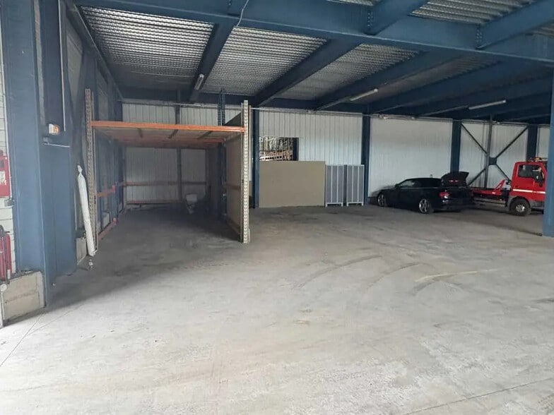 Local d’activités dans L'ETRAT à louer - Photo de l’immeuble – Image 3 sur 6