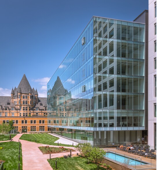 700 Rue Saint-Hubert, Montréal, QC à louer - Photo de l’immeuble – Image 1 sur 5