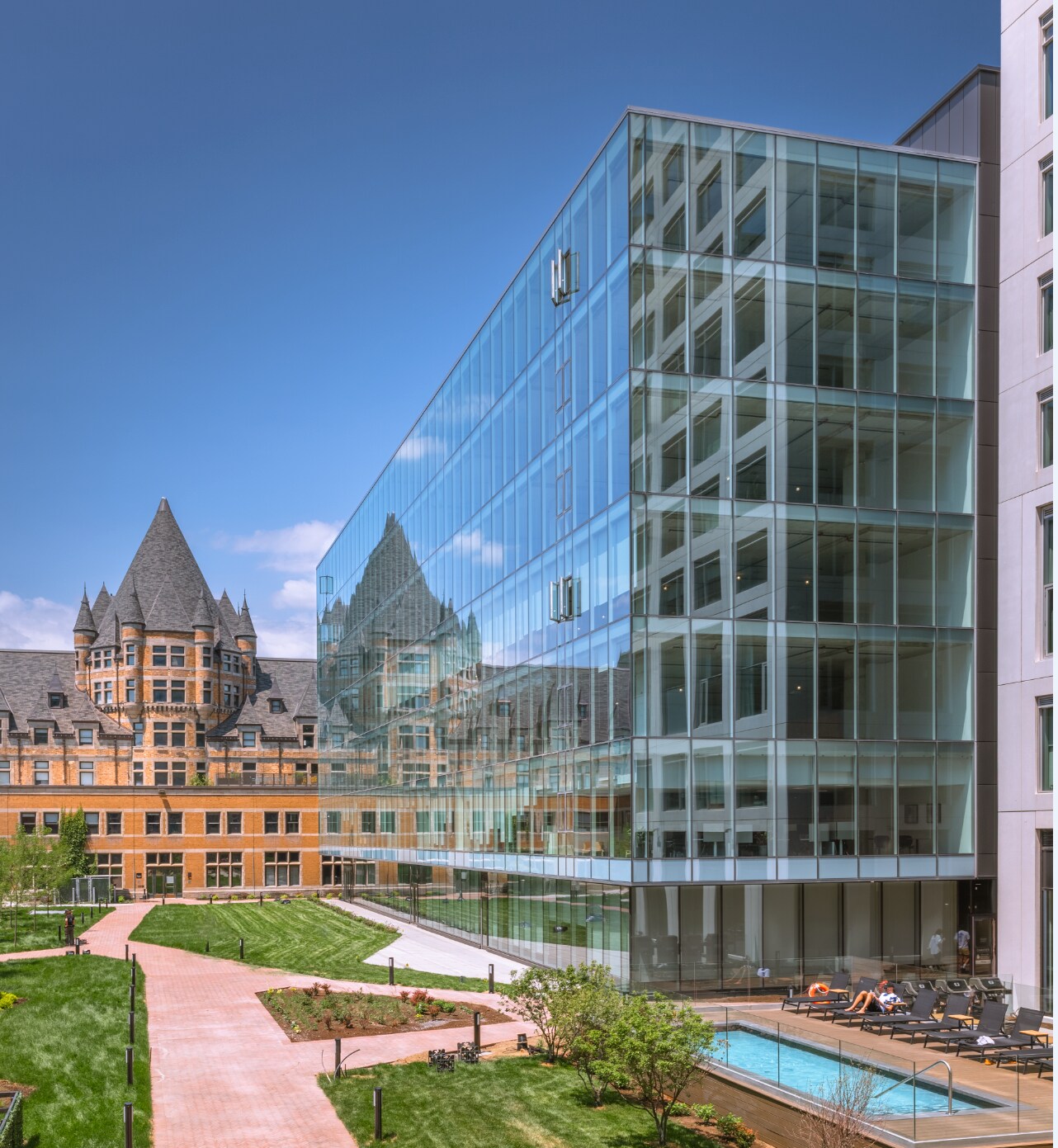 700 Rue Saint-Hubert, Montréal, QC à louer Photo de l’immeuble– Image 1 sur 6