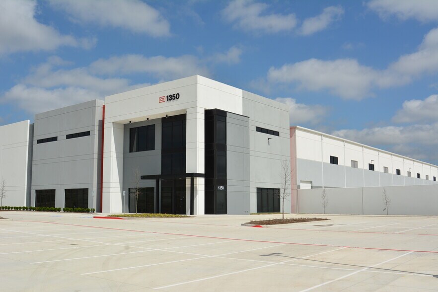 1300 S J Elmer Weaver Fwy, Cedar Hill, TX à louer - Photo de l’immeuble – Image 2 sur 9