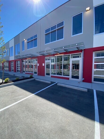 12128 Horseshoe Way Richmond, British Columbia V7a0b5, Vancouver, BC à louer - Photo de l’immeuble – Image 2 sur 7