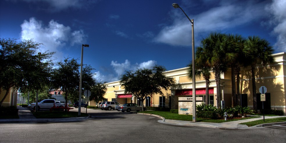 3233 Commerce Pl, West Palm Beach, FL à louer - Photo de l’immeuble – Image 3 sur 4