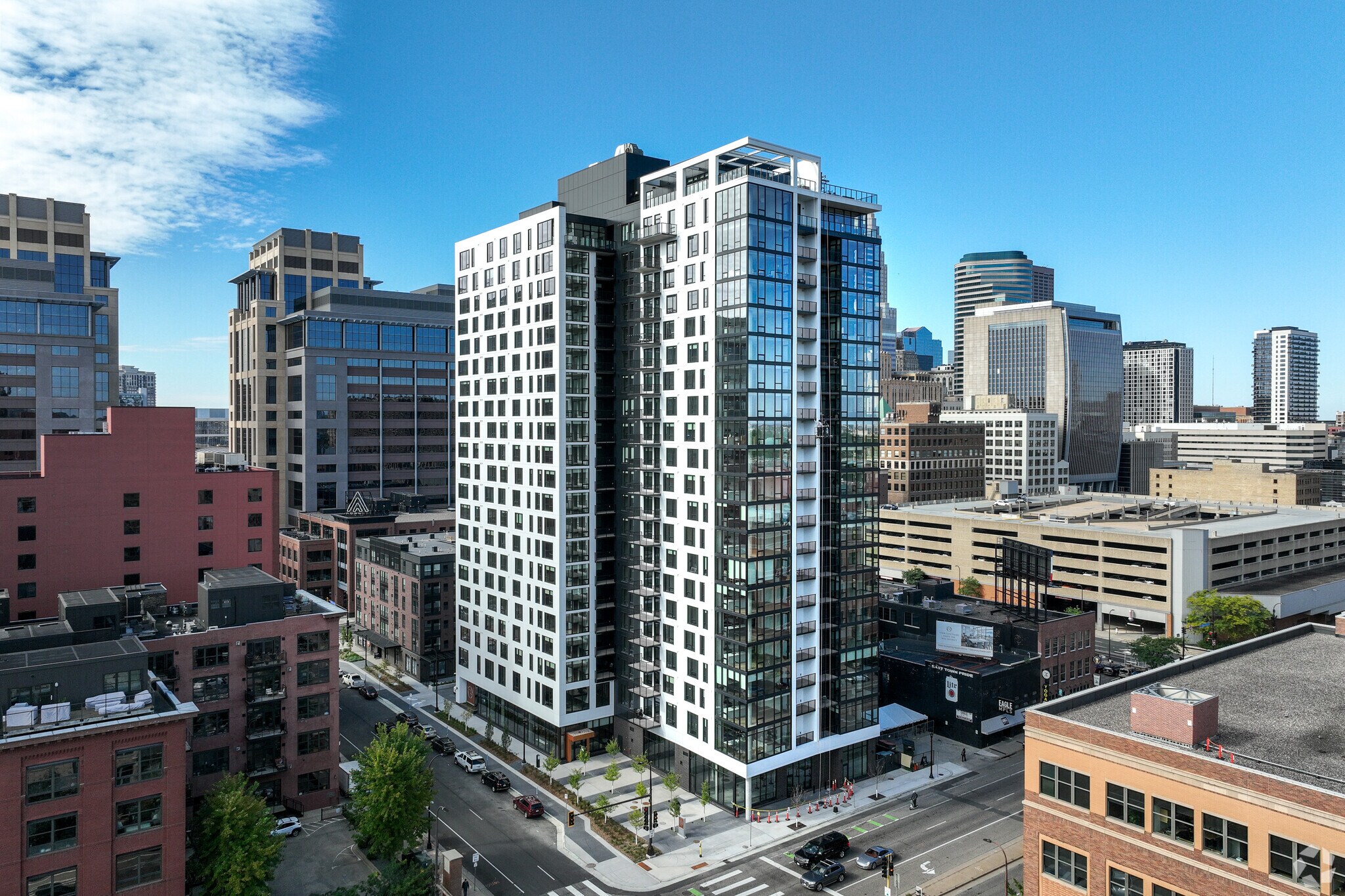 250 Portland Ave, Minneapolis, MN à louer Photo de l’immeuble– Image 1 sur 106