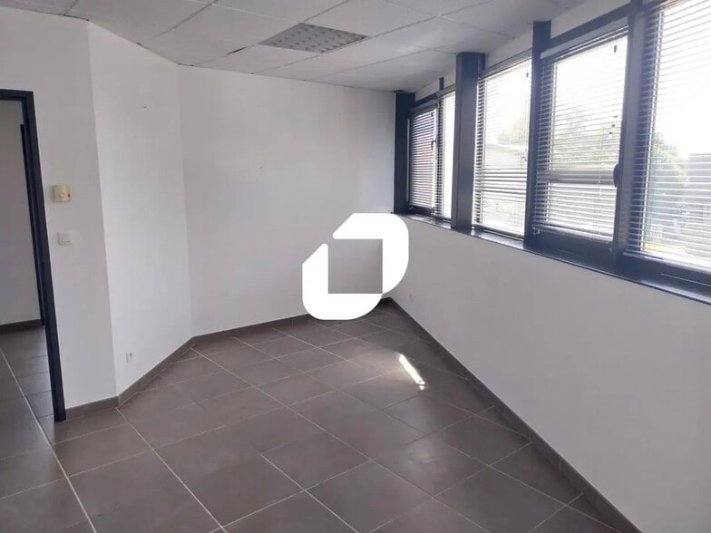 Bureau dans Veurey-Voroize à louer - Photo de l’immeuble – Image 3 sur 16