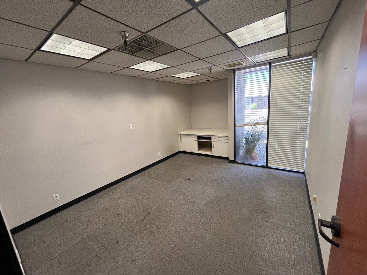 832-834 W 9th St, Upland, CA 91786 - Lot 834 - - Photo intérieure - Image 2 of 7