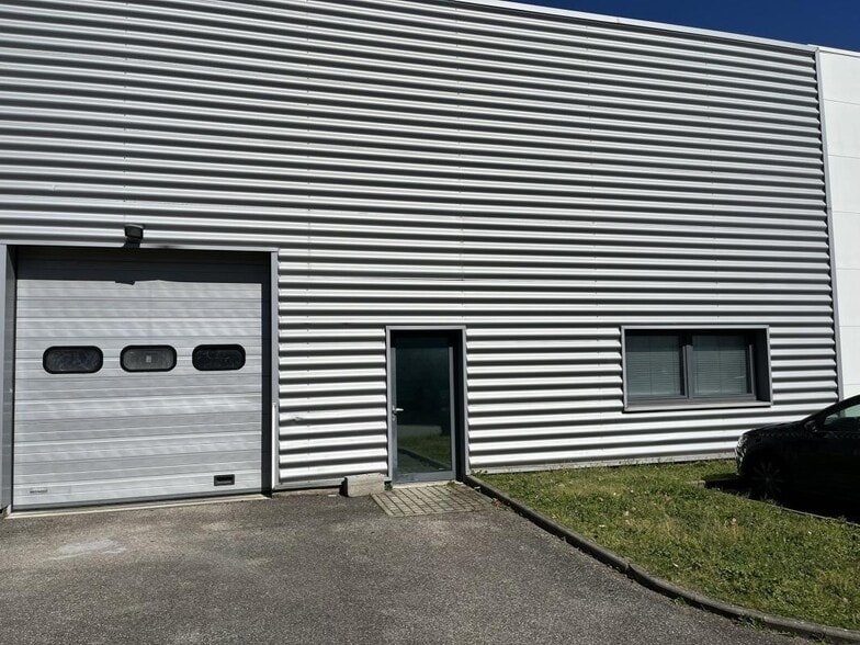 Local d’activités dans Décines-Charpieu à louer - Photo de l’immeuble – Image 3 sur 20