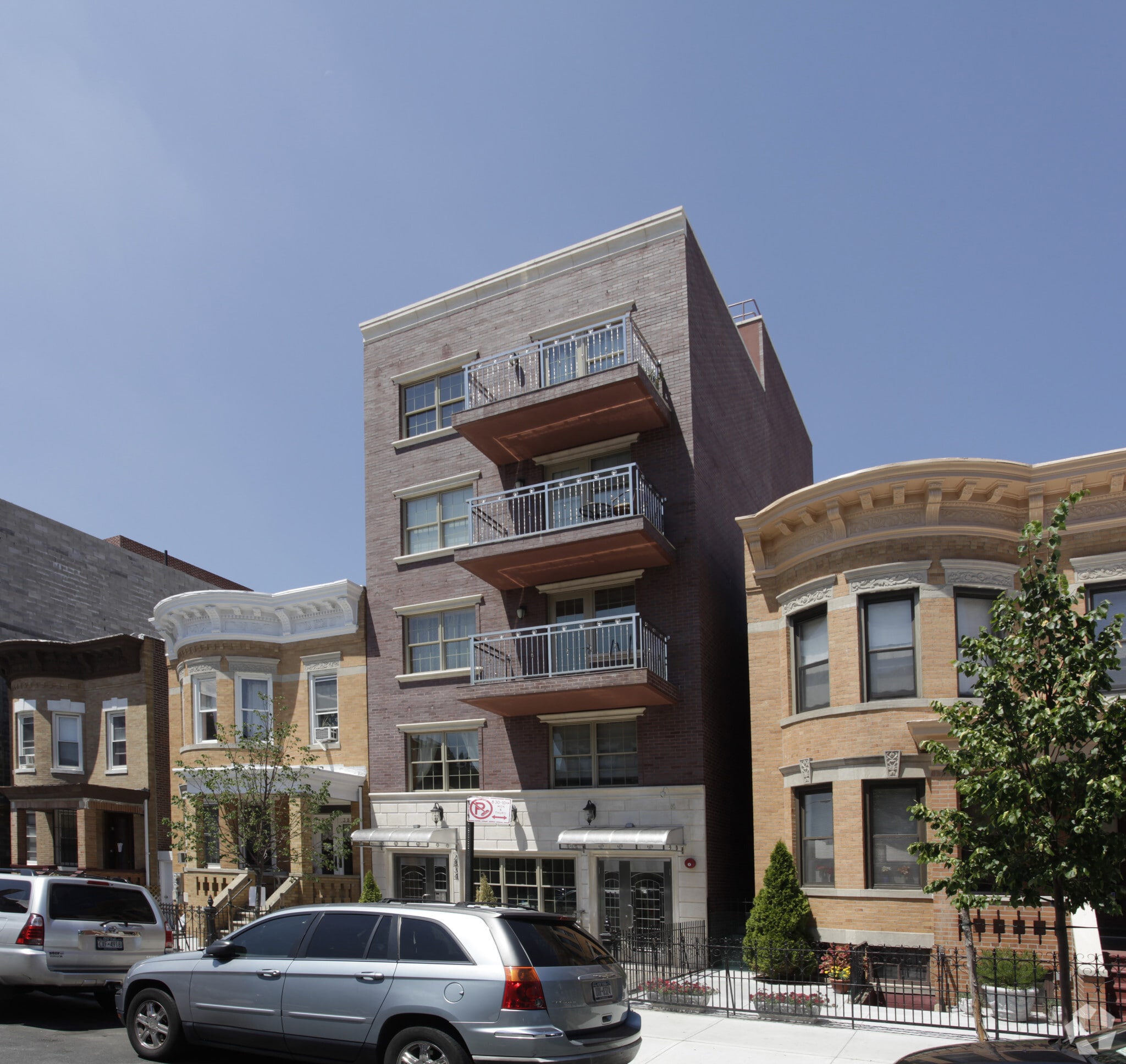 2834 38th St, Astoria, NY à vendre Photo principale– Image 1 sur 44