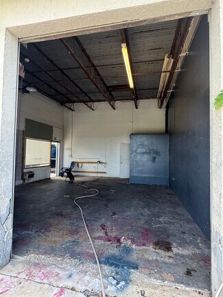 Plus de détails pour 1562 SE Village Green Dr, Port Saint Lucie, FL - Industriel/Logistique à louer