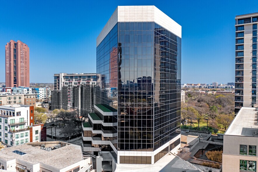 3232 McKinney Ave, Dallas, TX à louer - Photo de l’immeuble – Image 2 sur 17