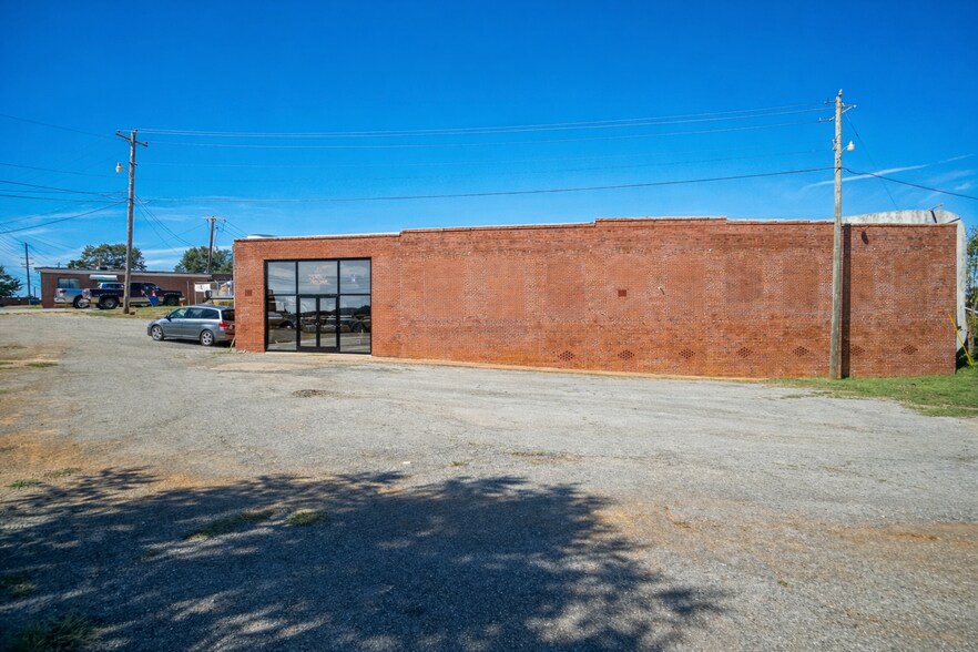 98 E Adams St, Forsyth, GA à louer - Photo principale – Image 1 sur 23